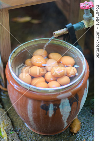用溫泉水做的鍋子裡有很多溫泉蛋 用溫泉水做的鍋子裡有很多溫泉蛋 108419452