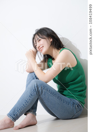 休閒女人坐著梳頭髮護髮美容形象 108419499