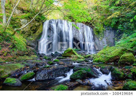 Tatsuzawa Fudo Falls in early autumn, Inawashiro Town, Fukushima Prefecture 108419684