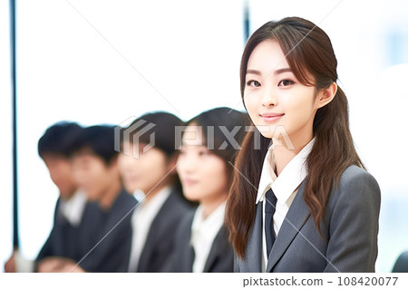 接受訓練的女商人 108420077