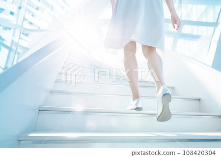 女人爬樓梯走向光 108420304