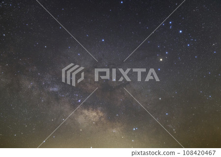 銀河在冬日星空旁流動 銀河在冬日星空旁流動 108420467
