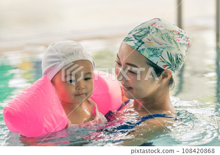 Baby swimming 108420868