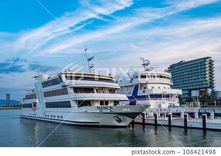 遊覽船 Bianca 和學習船 Uminoko 停泊在琵琶湖大津港 108421498