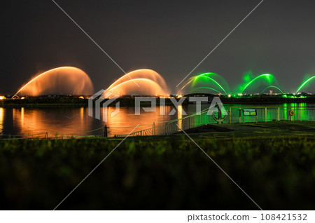 夜晚點亮的琵琶湖花噴泉 108421532