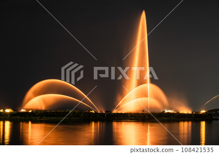 夜晚點亮的琵琶湖花噴泉 夜晚點亮的琵琶湖花噴泉 108421535