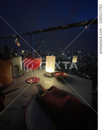 Girls’ night out with cocktails at a rooftop bar in Bangkok 108421762