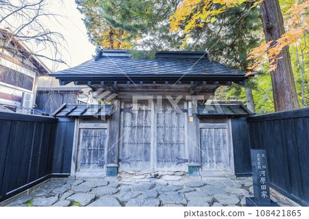 Autumn scenery of autumn leaves on Kakunodate Samurai Residence Street (Kawarda House), Semboku City, Akita Prefecture 108421865