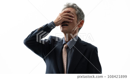 一個摀著臉哭泣的人 108421899