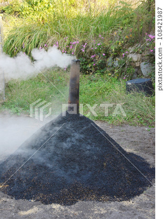 Making rice husk kuntan 108421987