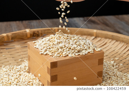 Spill sticky barley Spill sticky barley 108422459