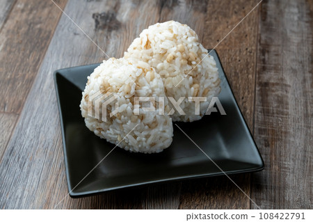 Barley rice rice ball 108422791
