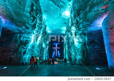 南美洲哥倫比亞首都波哥大附近小鎮的一座前岩鹽礦遺址上建造了一座發光的藍色鹽教堂 南美洲哥倫比亞首都波哥大附近小鎮的一座前岩鹽礦遺址上建造了一座發光的藍色鹽教堂 108423607