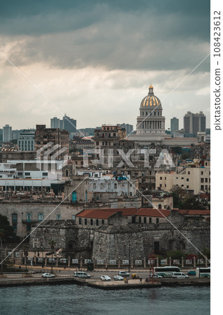 從對岸的觀景台上可以看到古巴首都哈瓦那舊城區的景色。 108423612