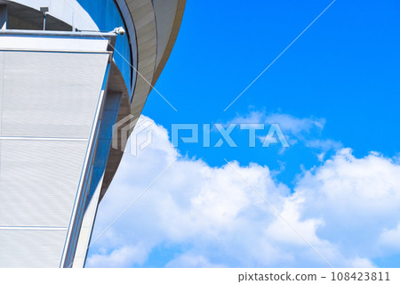 Blue sky and building 108423811