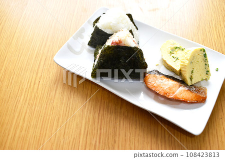 Delicious rice balls and side dishes 108423813
