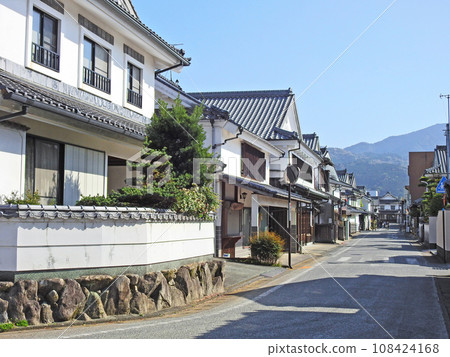 Popular tourist spot in Ukiha City, Fukuoka Prefecture, Shirakabe Street, an old townscape Popular tourist spot in Ukiha City, Fukuoka Prefecture, Shirakabe Street, an old townscape 108424168
