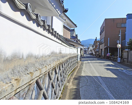 Popular tourist spot in Ukiha City, Fukuoka Prefecture, Shirakabe Street, an old townscape Popular tourist spot in Ukiha City, Fukuoka Prefecture, Shirakabe Street, an old townscape 108424169