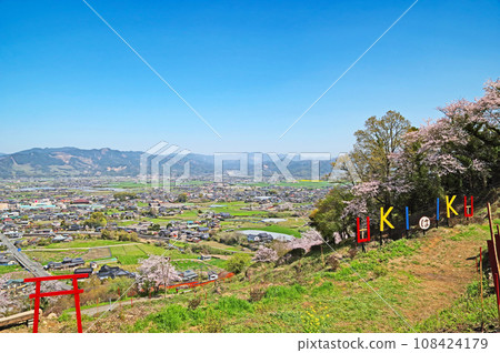 Scenery of the red torii gate and the Tsukushi Plain along the approach to Ukiha Inari Shrine Scenery of the red torii gate and the Tsukushi Plain along the approach to Ukiha Inari Shrine 108424179