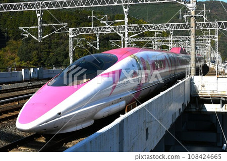 搭乘山陽新幹線前往博多的 500 系兒玉號列車 搭乘山陽新幹線前往博多的 500 系兒玉號列車 108424665