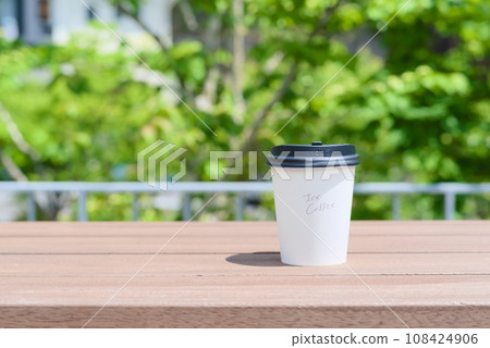 綠樹成蔭的時尚戶外咖啡館露臺上供應熱咖啡 108424906