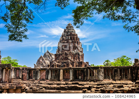 Phimai Prasat Hin Historical Park is located in Phimai District. Nakhon Ratchasima Province Built during the Khmer Empire, it was large and beautiful. Built in the reign of King Suryavarman I. 108424965