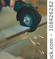 使用電動工具的手 108426282