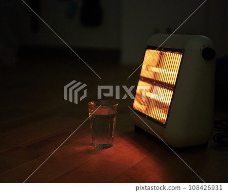 一杯由電暖器照亮的熱水 108426931