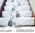 剛落下的雪中樓梯上的腳印 108426934