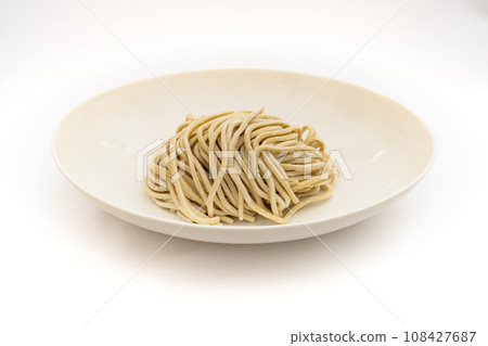 煮前白盤上特厚中國麵條的特寫 108427687