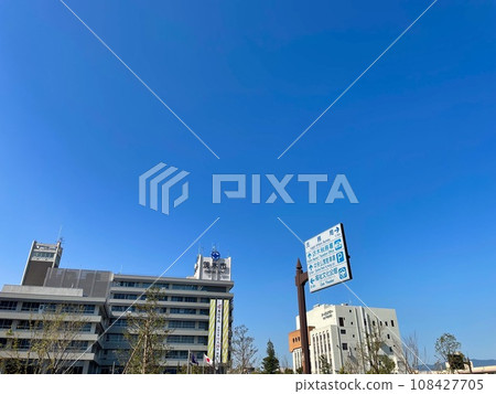 茨城市政廳在藍天的映襯下熠熠生輝 茨城市政廳在藍天的映襯下熠熠生輝 108427705