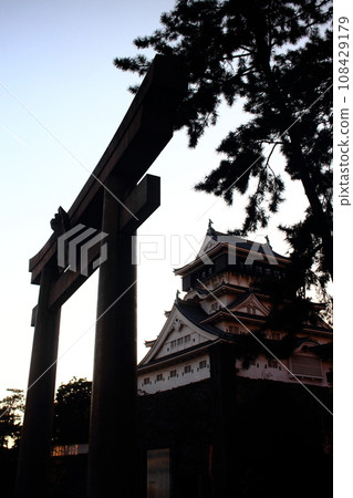 Kitakyushu Kokura Castle and Yasaka Shrine torii gate in the evening 108429179