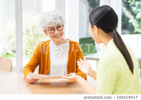 與護理經理協商的高級女性 108429417