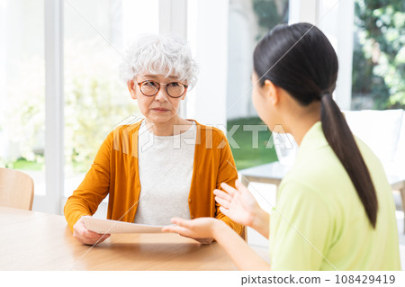 與護理經理協商的高級女性 108429419