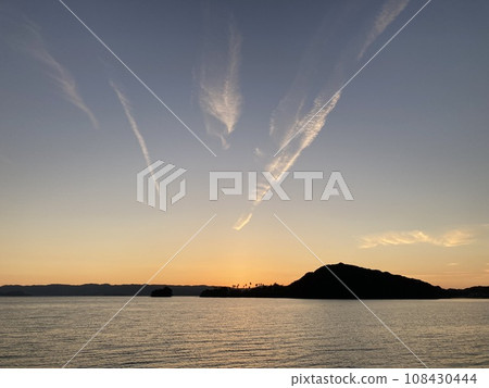 大海和夕陽天空的漸變 108430444