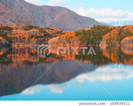 lake reflection water mirror 108430511
