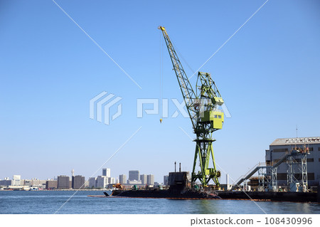 從Harbour Walk眺望造船廠（兵庫縣神戶市神戶港） 108430996