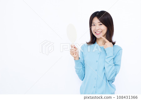 一名 30 多歲的女性指著自己的牙齒 108431366