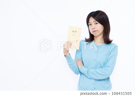 A housewife in her 30s who is having trouble carrying her salary bag 108431505