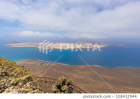 View of Loa Graciosa island off Lanzarote from Mirador del Rio viewpoint 108432944