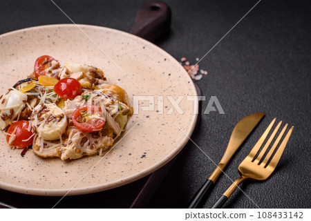 Delicious fresh salad with chicken, quail eggs, cherry tomatoes, lettuce 108433142