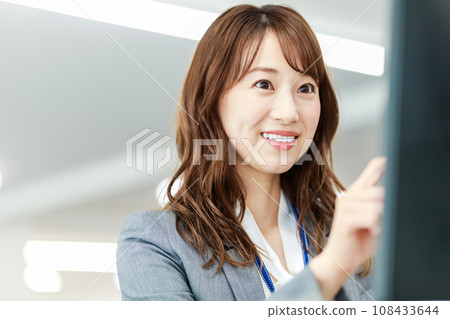 Business woman working in the office 108433644