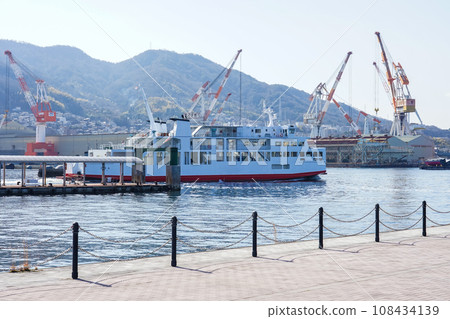 大和碼頭附近陽光明媚的海景（廣島縣吳市） 108434139