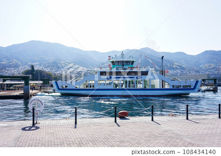 大和碼頭附近陽光明媚的海景（廣島縣吳市） 108434140