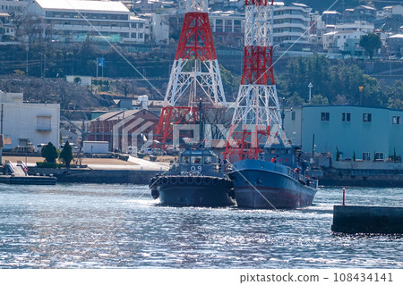 大和碼頭附近陽光明媚的海景（廣島縣吳市） 108434141