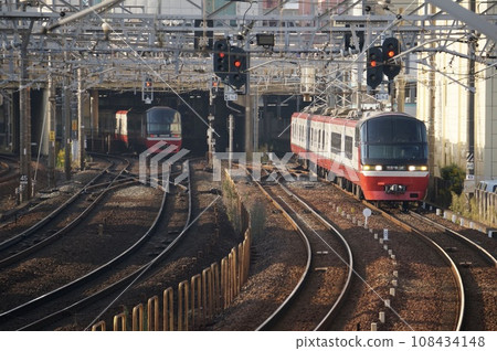 Trains running through the Meitetsu Main Line! 108434148
