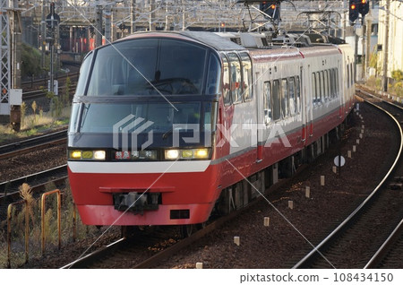 Trains running through the Meitetsu Main Line! 108434150