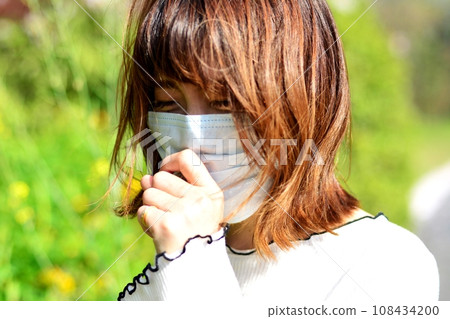春天公園裡戴著面具的女人 108434200