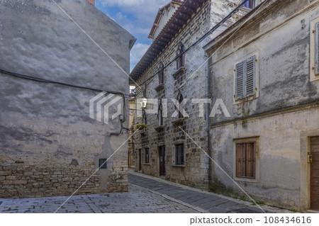 Picture from the town of Groznjan with idyllic cobbled streets and buildings made of natural stone 108434616