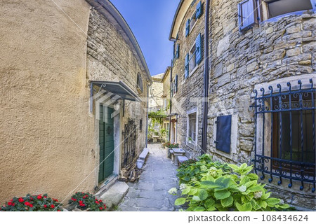 Picture from the town of Groznjan with idyllic cobbled streets and buildings made of natural stone 108434624